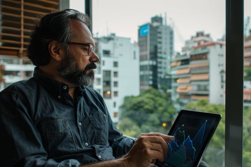 u6433161564_photo_of_Latin_American_financial_analyst_reviewi_b6b88a29-d8ba-4ce2-82f4-30a676dd8792_3